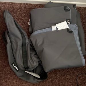 Yeti Lowland Blanket and carrying case